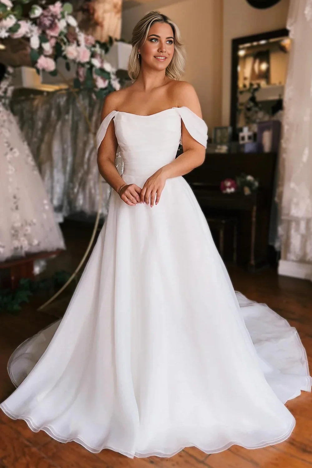 Elegante vestido de novia largo con hombros descubiertos y abertura